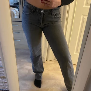 Zara jeans - Lågmidjade jeans ifrån zara🖤 ganska ljus grå färg och knappt använda. Storlek 42 men skulle säga att dom passar mer för 38/40 beroende på hur man vill att de ska sitta:) säljer för 250kr🖤