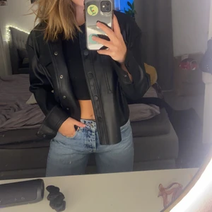 Läderjacka - Jacka i läderimitation från Only i storlek 34. motsvarar storlek s men passar även en xs. I bra skick och passar till allt! Köparen står för frakt☺️