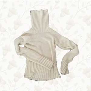 Stickad tröja - Säljer denna skitsnygga stickade tröja med krage som man kan vika dubbelt så den blir kortare❤️