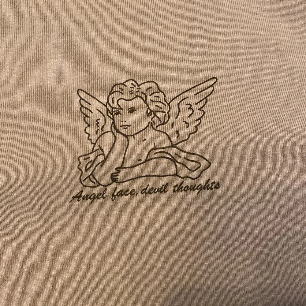 en jätte fin mag tröja med en ängel på mitten den skulle kunna passa en 10-11 åring . T-shirts.