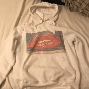 the cool elephant hoodie - en jättefin the cool elephant hoodie som har tyvärr har blivit för liten för mig. skicket på hoodien är bra men de ända negativa är att själva trycket på tröjan har blivit lite ut tvättat men jag tycker inte de är något som stör för själv tycker jag att de kan vara lite snyggt. (FRAKTEN ÄR INKLUDERAD I PRISET)