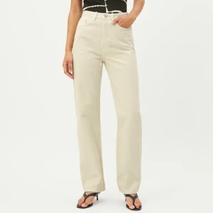 Rowejeans - Superfina beige/äggvita jeans från weekday i modellen rowe i storlek w24 L32, köparen står för frakten:)