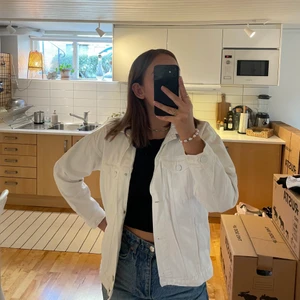 Vit jeansjacka  - En vit oversized jeansjacka från Monki! Det är storlek Xxs men som man ser på bilderna är det en modell som är oversized modell.🤍 100kr + frakt 