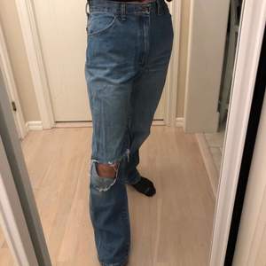 Blå jeans köpta secondhand från märket wrangler💙 slitning vid ena knät! Stl:M!