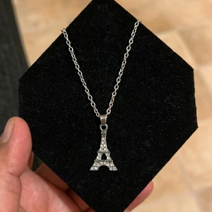 Eiffel Tower necklace  - Silver plated 
