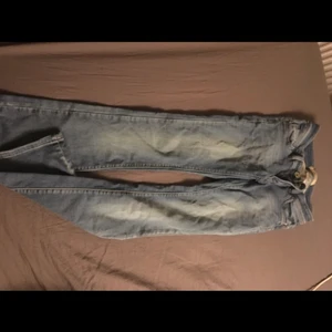 Lågmidjade blåa jeans  - Jättefina lågmidjade jeans från monday. Strl S, köpt för länge sen men använd fåtal gånger 