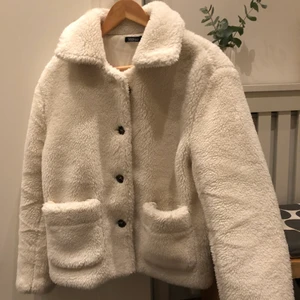 Vit teddyjacka🥰 - Riktigt mysig och varm teddyjacka. Den är i storlek 38 och är i väldigt bra skick❄️