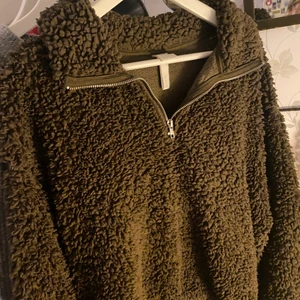 Mysig croppad tröja - En mysig croppad tröja från hm. Säljer eftersom jag inte använt den sen den köptes ny. Mycket bra skick och sitter fint. Köparen står för frakt:)