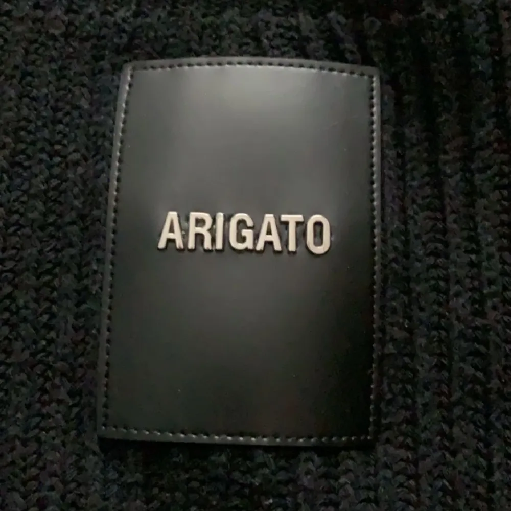 Säljer åt min lillebror, skön tröja storlek M så lite oversized, från Arigato! Unisex skulle jag säga 🖤 1750 ordinariepris. Tröjor & Koftor.