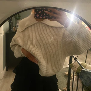 Hm  - Vit stickad tröja jättefin nu till vintern!! Aldrig använd. Storlek M!!! 