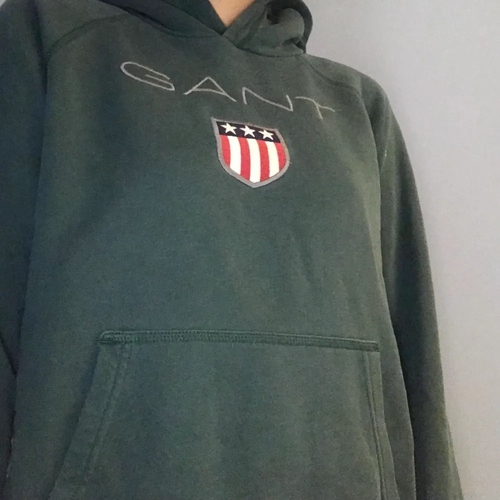 Grön gant hoodie köpt från kids brand store, ordinarie pris är 799 kr men säljer för 399 kr här på plick <3. Hoodies.
