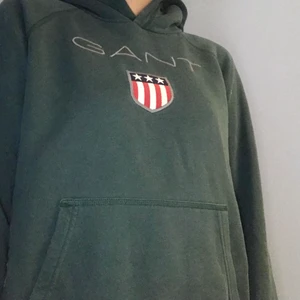 Grön Gant Shield Hoodie strl 170cm/15 år - Grön gant hoodie köpt från kids brand store, ordinarie pris är 799 kr men säljer för 399 kr här på plick <3
