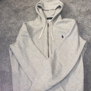 Ralph Lauren - Grå Ralph Lauren tröja med dragskedja och luva. Använd få gånger. Nypris: 600 säljer för 300