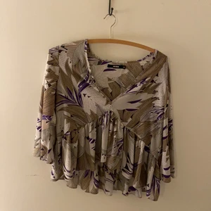 Bikbok  - Blus från bikbok, knappt använd. Storlek xs 