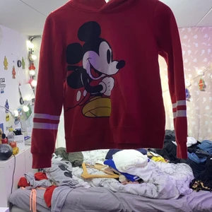 Röd mickey mousse tröja  - Röd tjock tröja med mickey mousse på❤️för barn 