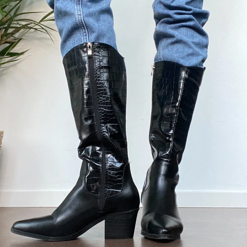 These boots are so pretty. I’ve only worn them once but I personally don’t have an outfit for them. They are in perfect condition and they fit so comfortably. . Skor.