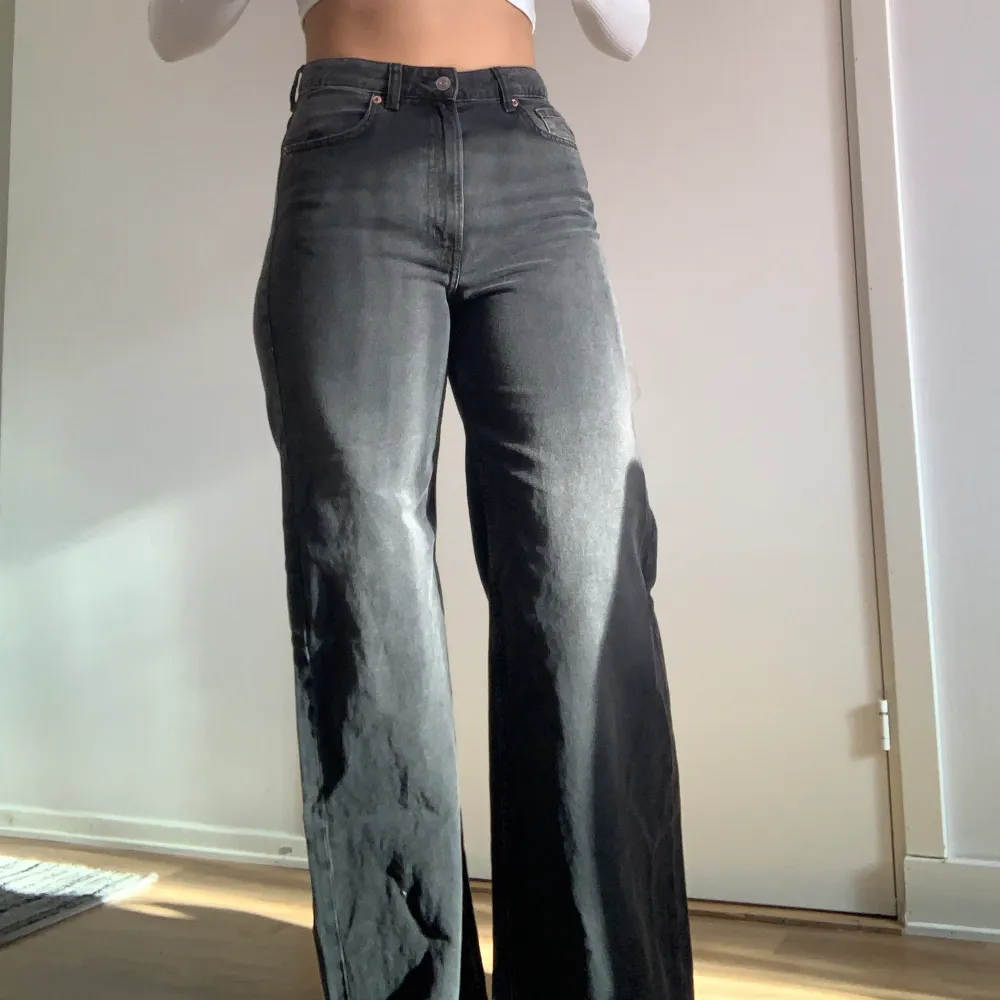 Helt nya byxor från H&M. Jag är 170cm!! Säljer dem för att jag vill rensa min garderob💓💓💓. Jeans & Byxor.