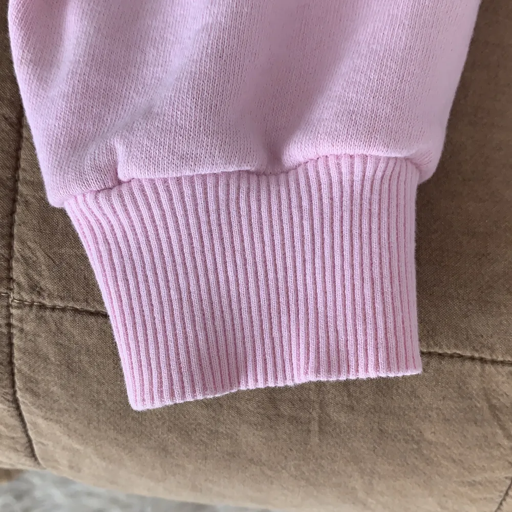 Säljer denna super fina rosa sweatshirten, använd få tal gånger och är i bra skick! . Tröjor & Koftor.