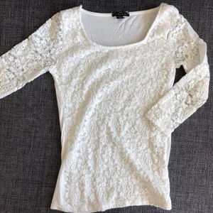 Spets tröja - Vit jättefin tröja med spets fram och på armarna. Där bak är det endast vitt. 