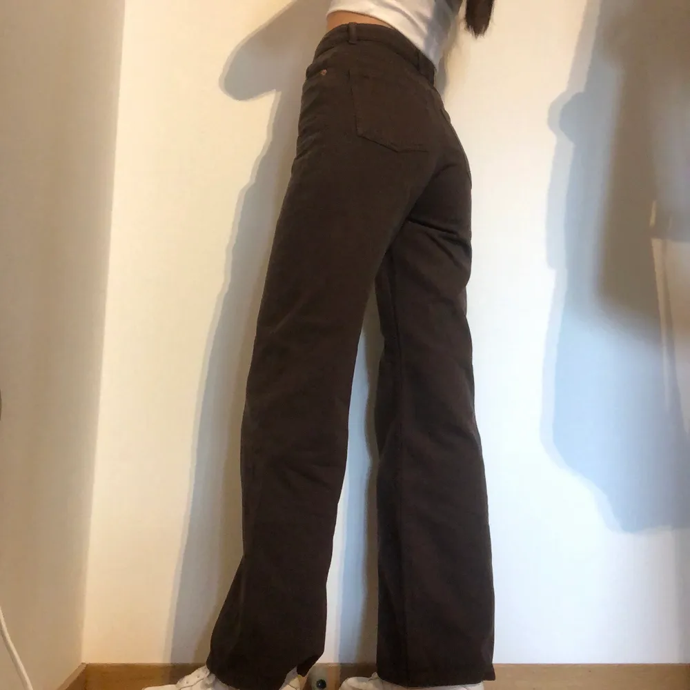 Bruna jeans från Monki i storlek 27, i nyskick (slutsålda) Jag är 174cm. Pris: 399kr + 66kr frakt . Jeans & Byxor.