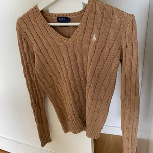 Brun kabelstickad Ralph Lauren  - Jättefint skick, knappt använd. Str S. Köparen står för frakt💕