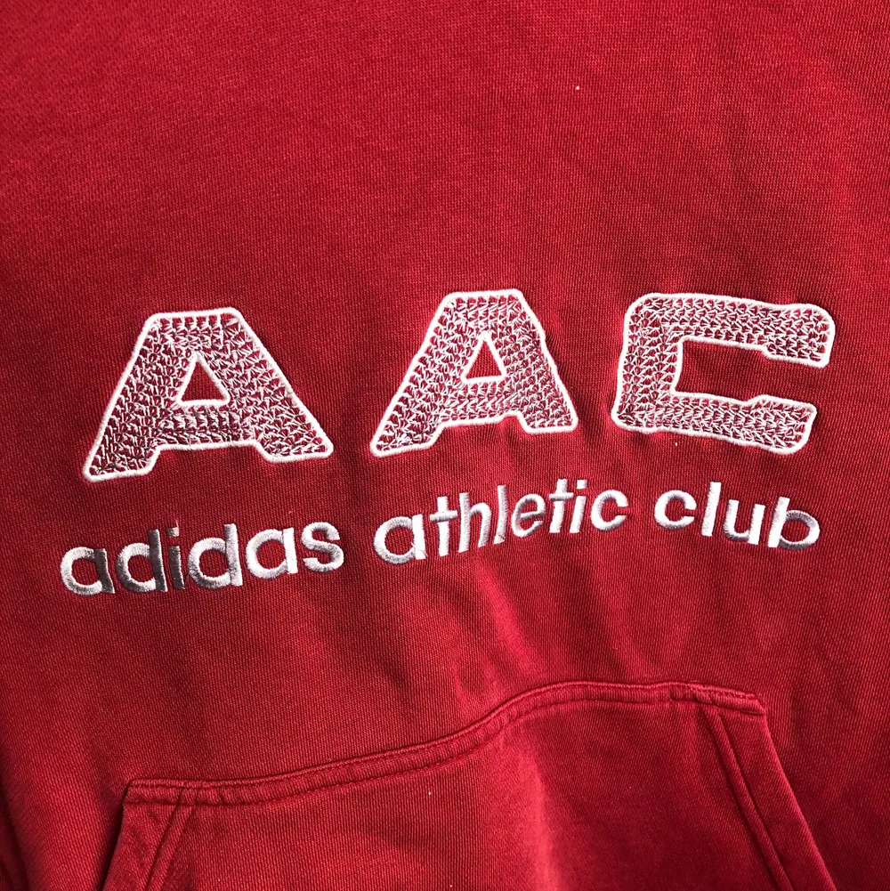 Intressekoll på en supernajs vintage Adidas hoodie, från tidigt 2000-tal💞 storlek L med snygga detaljer! . Tröjor & Koftor.