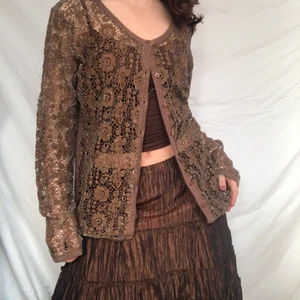 Virkad Kofta - Ursnygg bohemisk brun virkad kofta. Perfekt för dig som är ute efter ”the fairy look”. Defektfri. Köpare står för frakt. Om annonsen finns kvar finns plagget kvar! Checka mina andra annonser för fler plagg med samma aesthetic! 