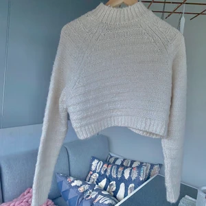 Tröja - Säljer denna fina croppade stickade topp! Köpt på Urban outgfiters och använt fåtal gånger. Så fin till höga jeans och kjol!❤️