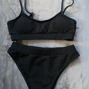 Bikini - Helt oanvänd jätte fin bikini ifrån shein. Älskar denna men beställde tyvärr i fel storlek. Endast överdelen är testad 