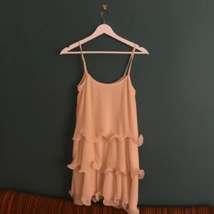 Superfin vit sommarklänning  - Supersöt vit klänning i jättefint skick! 