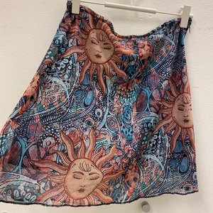 Mönstrad kjol - Kort kjol med coolt mönster. Dragkedja i sidan men tyget är även stretchigt. Storlek S men skulle även funka på någon som är XS och M. Den har underkjol oxå. Aldrig använd. Frakt tillkommer. Köp direkt för 300kr.