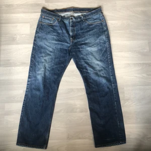 Levis straight leg baggy jeans  - Jättefina Levis som jag köpte för 400 kr på second hand. Använt två gånger, de har de en liten slitning längst ner på byxbenet. Den har två sträck på baksidan som jag kan försöka tvätta bort om någon är intresserad.