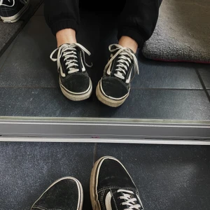 Vans skor - Snygga vans-skor 💛 Man ser att de är använda men ändå fint skick! 💛 nypris: 749 💛 mitt pris: 70kr + frakt 💛  Storlek 38💛