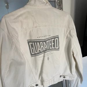 Levis jacka - Säljer denna coola och boxiga jeans jackan från Levis med ett tryck på ryggen💕