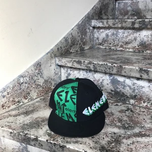 Keps - En jättecool keps som är justerbar och har 1x strl: 55cm och 2x strl: 56cm 🌲💚