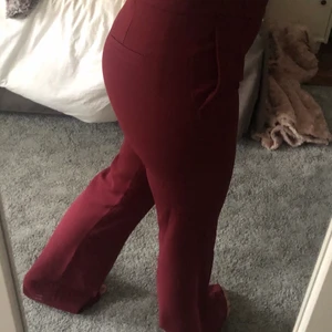 Vinröda kostymbyxor - Aldrig använda från NAKD eftersom dom är lite för långa för mig