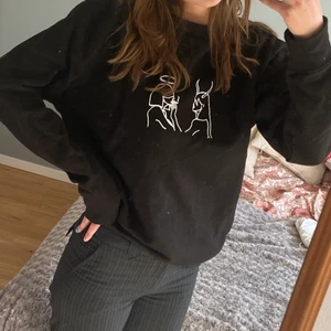 Sweatshirt  - Stor, svart sweatshirt med snyggt tryck!