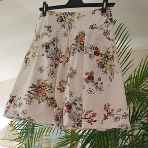 Supper söt kjol - I mycket bra skick och passar 32_33.5 finns fler bilder och fint till summer. 