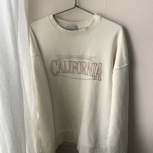 Sweatshirt  - Sweatshirt från Asos/Stravadius, superfin! Strl L men lite mindre kanske, köp direkt för 350