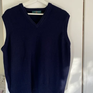 Stickad väst - Superfin väst i marino ull. 