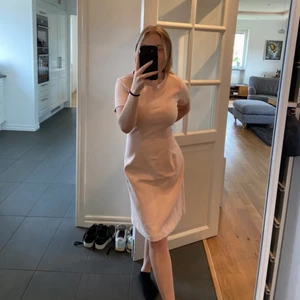 Part two penrose stl 36 färg cameo rose  - En otroligt fin ljusrosa Part Two klänning i stl 36. Helt oanvänd och perfekt till sommaren. Köpt för 1200 kr så säljer för 600. Figursydd, snyggt fall och alla lappar finns kvar. 