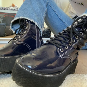 Platåboots - Trendiga mörkblå boots med platå från h&m! Knappt använda, säljs på grund av FÖR många boots här hemma :’) nypris 349kr! Frakt står köparen för😌❤️