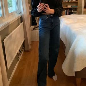 mörkblå flare jeans - Mörkblå jätte snygga jeans strl 26 från Monki! Säljes då de inte kommer till användning. Köpare står för ev frakt :)