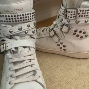 Saint Laurent high top sneakers - Kollar intresset på mina sneakers från tal storlek 36, passar dock mig med 37.  Dem är i absolut nyskick, dustbag följer med. Köpes för 5000kr!!❤️ kolla även in mina andra annonser! Har massor av olika kläder och stilar💓💓 bar att skriva vid fler frågor eller bilder!🥰