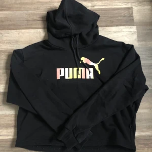 Puma Hoodie - Hoodie från märket Puma i storlek S, fick i julklapp två år sedan och endast använd ett par gånger! Märket är i glanisgt matrial i färgerna gul och rosa! Originalpris-:499