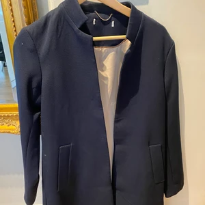 Marinblå kappa - Fin marinblå kappa från okänt märke, pga att lappen trillat bort vet jag inte exakt storlek men skulle säga att den passa allt från 32-38 beroende på hur du vill att den ska sitta
