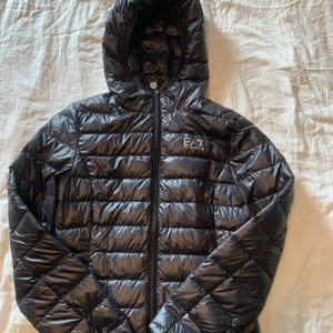 EA7 jacka  - En fin ea7 jacka i st dam S, den är i väldigt bra skick. Jag köpte den för 1,600 på zalando säljer den för 750