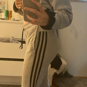 Adidas mjukisbyxor - Byxorna är storlek S och en killmodell