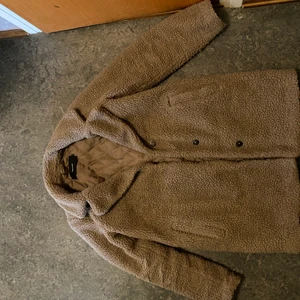 Teddy Jacka XS - Säljer min Teddy jacka från vero Moda, den är i jätte fint skick 🥰