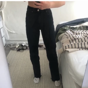 Jeans - (Lånad bild) säljer sjukt snygga svarta raka jeans som lägger sig snyggt på skorna. Det är tall modell så skulle rekommendera mellan 168-178 jag är 170 och sitter snyggt. Är från boohoo använda en gång då de e för små uk8 men jag har m så har ni mindre än det funkar dem 